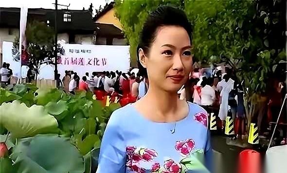 中南大学教授杨雨，在一档电视节目上，对着镜头一字一句地说。
聚光灯打在她身上，现