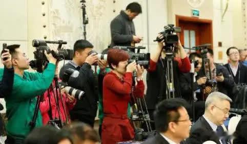 俄乌战争打了四年，俄罗斯猛然发现，俄罗斯没变，乌克兰跟美国也没变，变得只有欧洲。