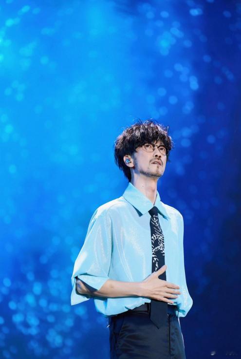 终于听懂了周传雄歌里的治愈 曾经，周传雄的歌是夜空中闪烁的流星，带着一瞬间的美丽