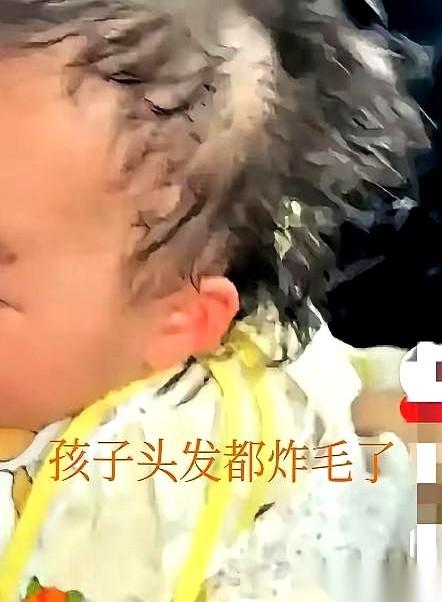 车里热得像蒸笼，娃的头发都炸毛了，一绺一绺贴在脑门上。
我愣是一声没敢吭。
嘴里