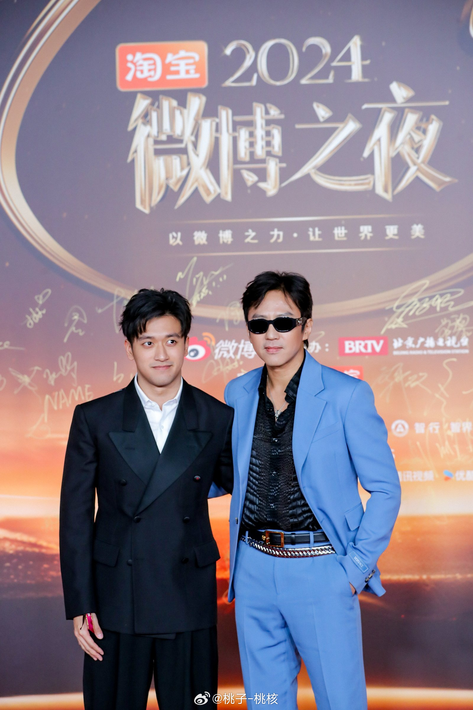 邓超周冠宇跨界亮相  微博之夜群星闪耀，邓超、周冠宇这对跨界组合一同亮相。 