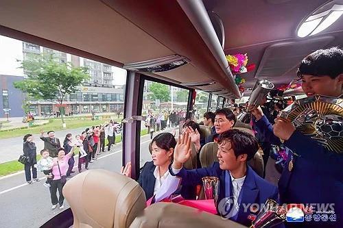 朝鲜U17女足球员乘坐大巴光荣回归平壤，父老乡亲用鲜花和掌声欢迎亚洲冠军。同时，