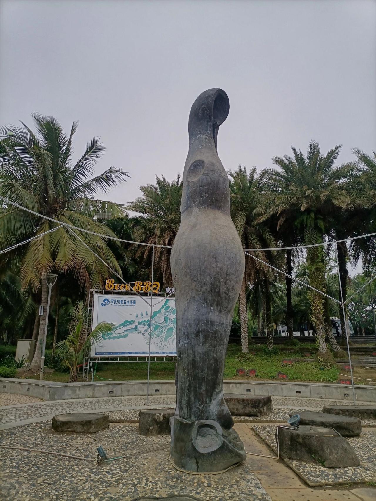 “万泉河水清又清，我编斗笠送红军”，电影《红色娘子军》的插曲影响了几代人。今天我