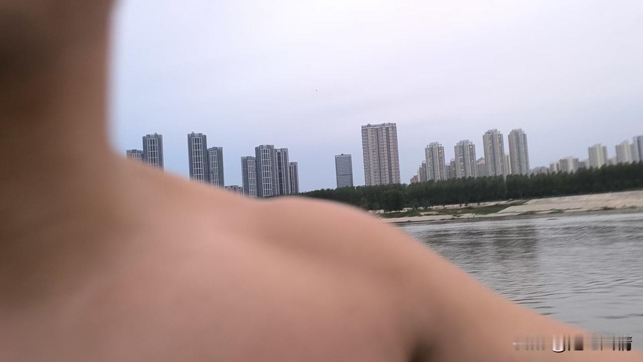 湖北武汉汉江：在所经流域大量降雨，江水快速涨水后，水情非常复杂，水流湍急，暗流涌