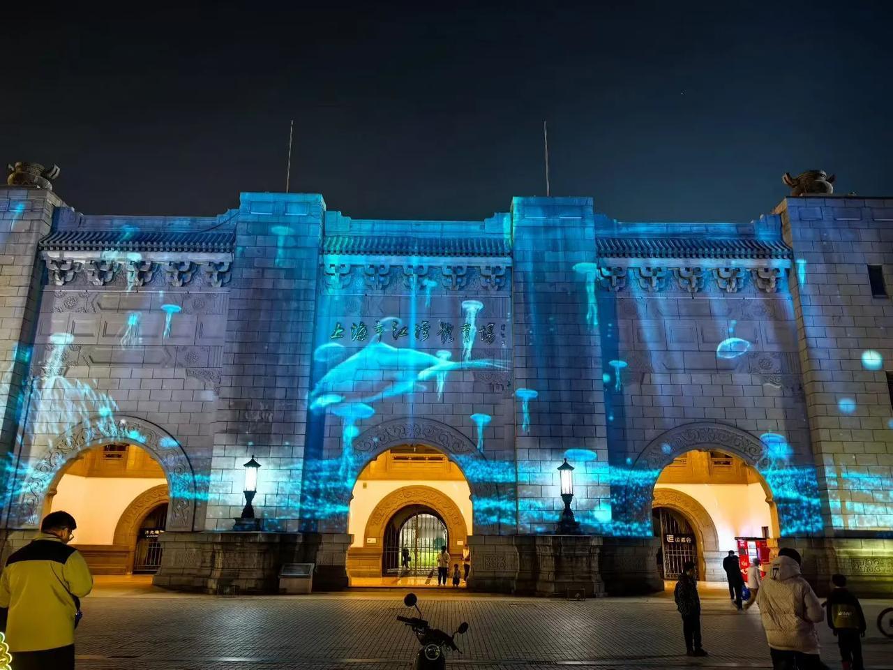 上海江湾体育场。
上海室内足球场 江湾体育中心 上海静安体育场 沪西体育场 宝山