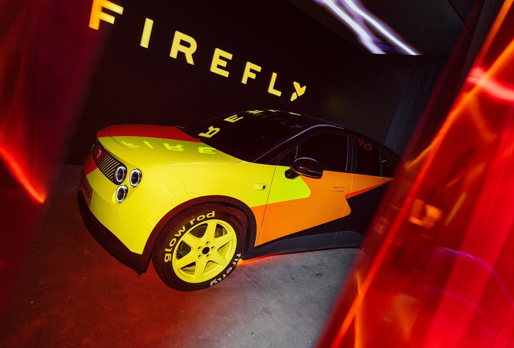 车若初见 2026 米兰设计周期间，firefly 萤火虫携沉浸式装置「萤光车库