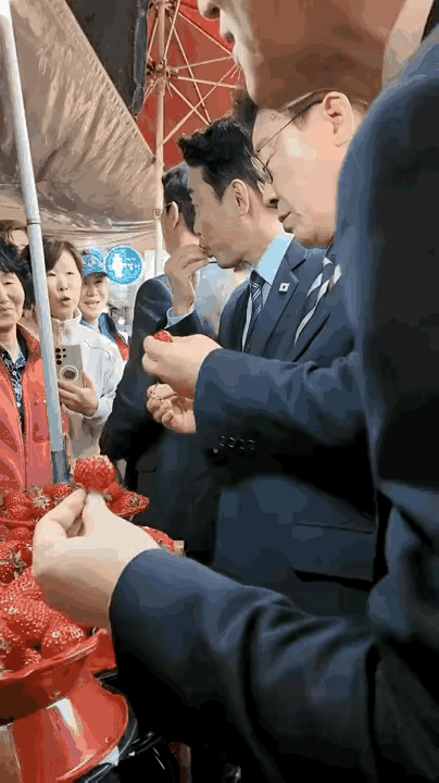 为什么要去雄性化？

原因很简单，娘娘腔的个子再大，没有了血性他就会变得柔弱无力