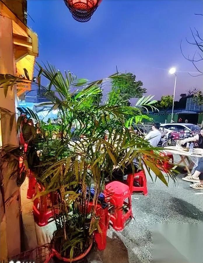 我闺蜜昨天干了件“离谱到想笑”的事

凌晨00:05的机票，她21:30就冲去机