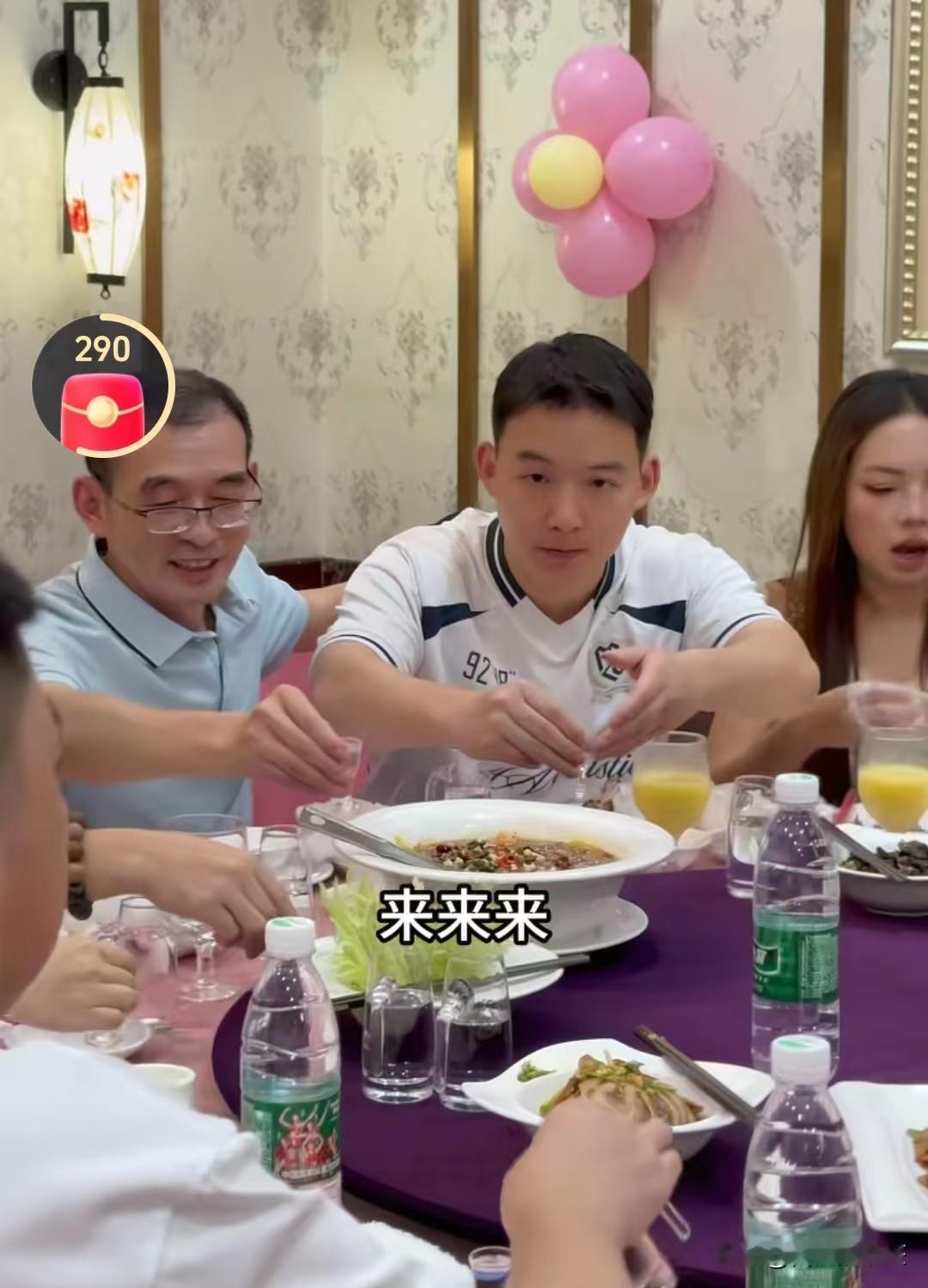 谢岳带着儿子谢浩男参加酒局了
        老谢这是提前为儿子铺路吗？叫了一帮