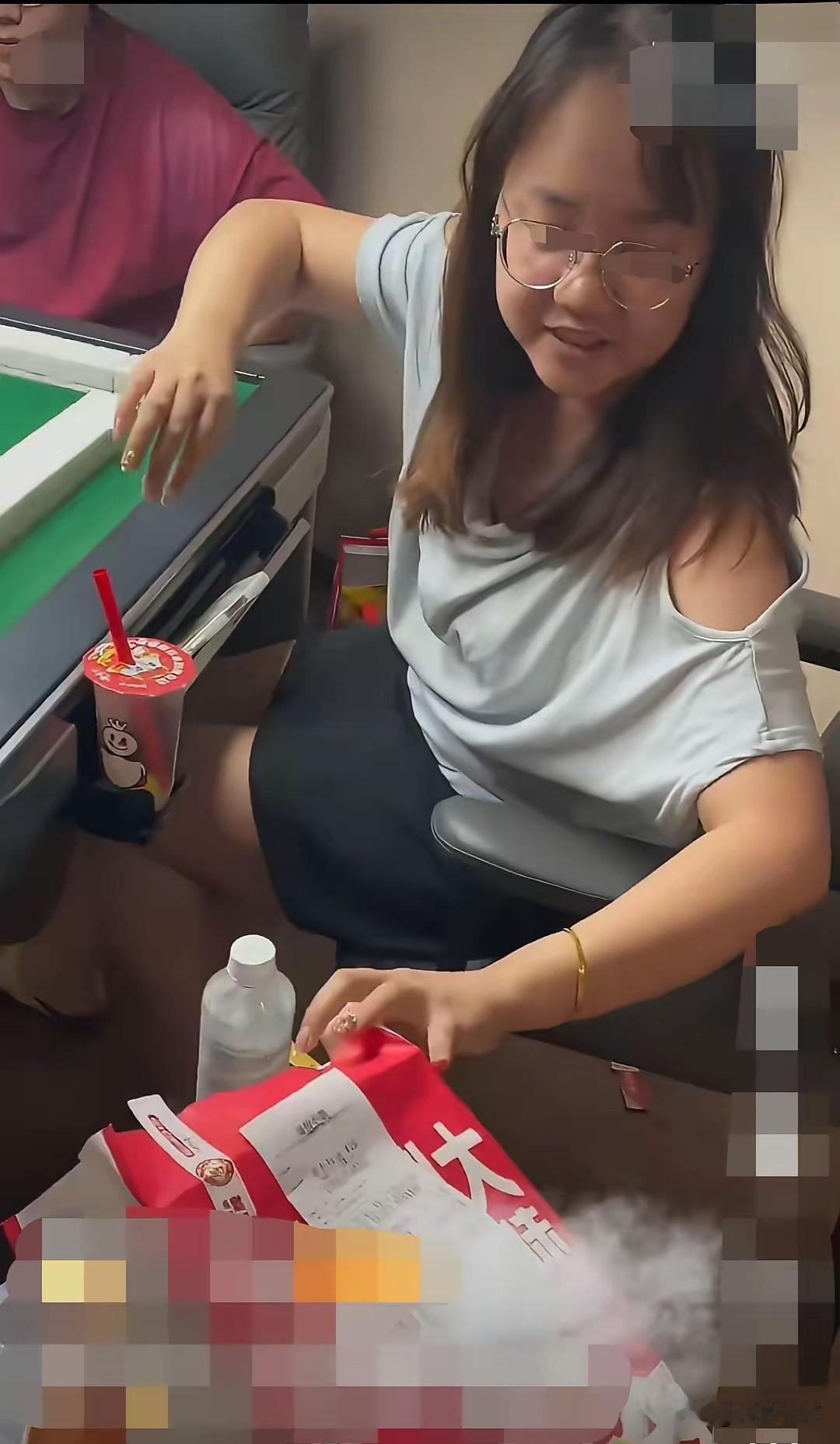 女子在外卖平台点了18块钱的鸡柳，吃的一根不剩发起了仅退款，外卖小哥上门要说法: