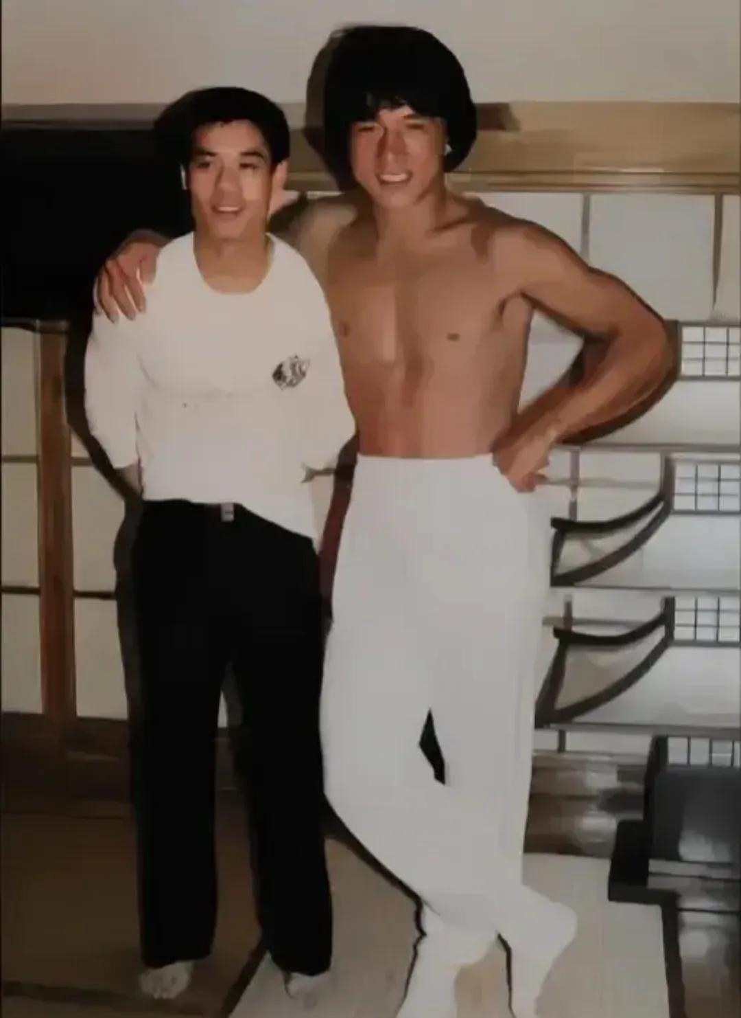 1985年，李宁与成龙的一张罕见留影，相信让很多人第一次看到。从镜头中，我们可以