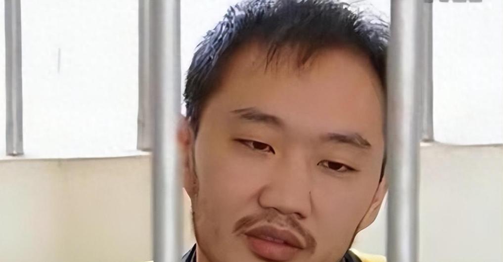 2003年9月11日，邱小强趁妻子洗澡之际，向她的咖啡杯中投入了致命剂量的麻醉剂