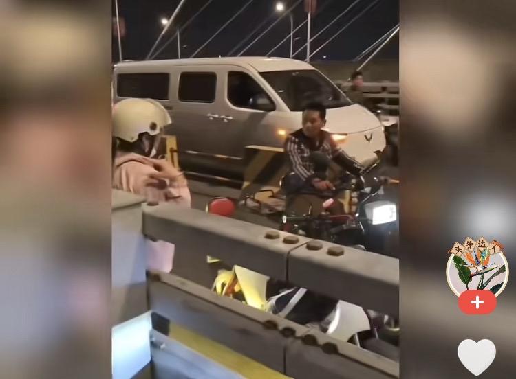 生命戛然而止！健康为何轻生？12月18日晚上，一位面包车司机跳江轻生。

我们从