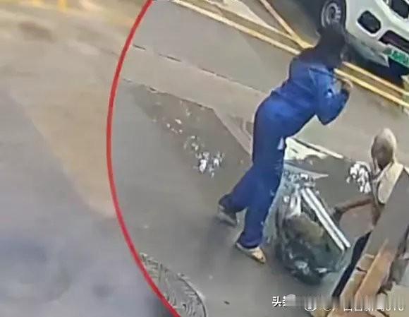 7月14日，福建漳州一名87岁拾荒老人在街边安静整理废品时，遭一名蓝衣女子无故暴