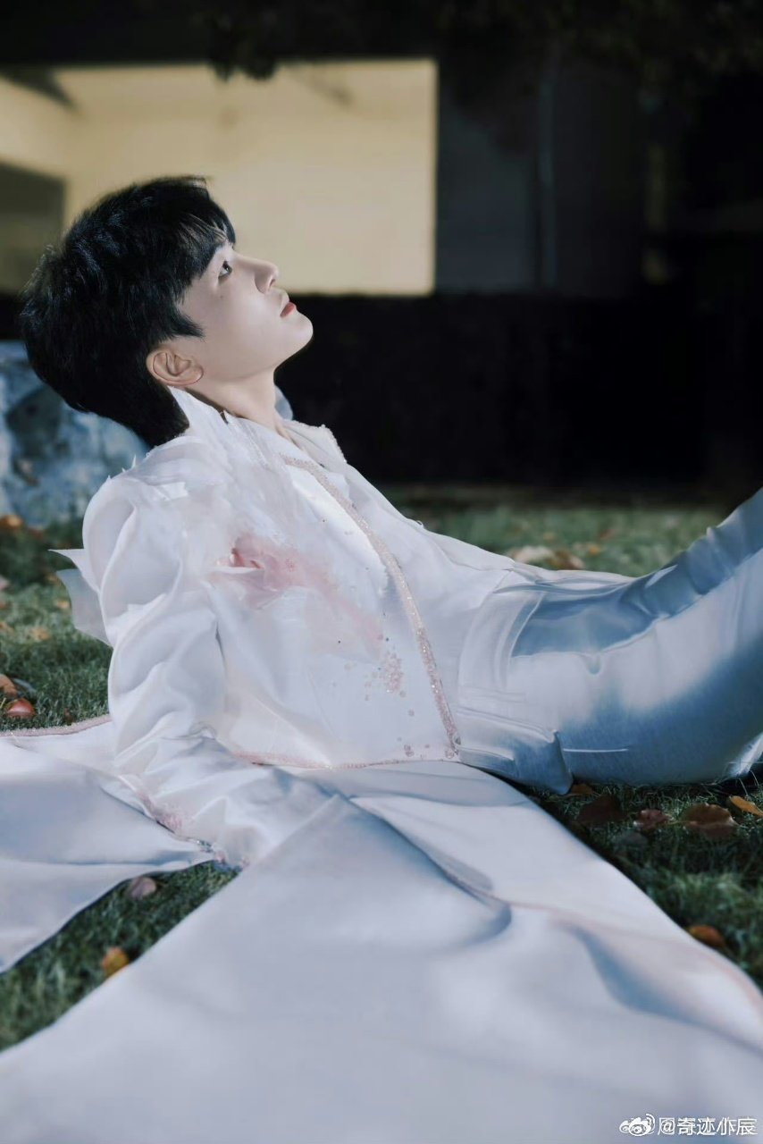 周深樱花树下站谁都好看周深工作室出图 周深春日出发图太有氛围感！傍晚春风落叶，宛