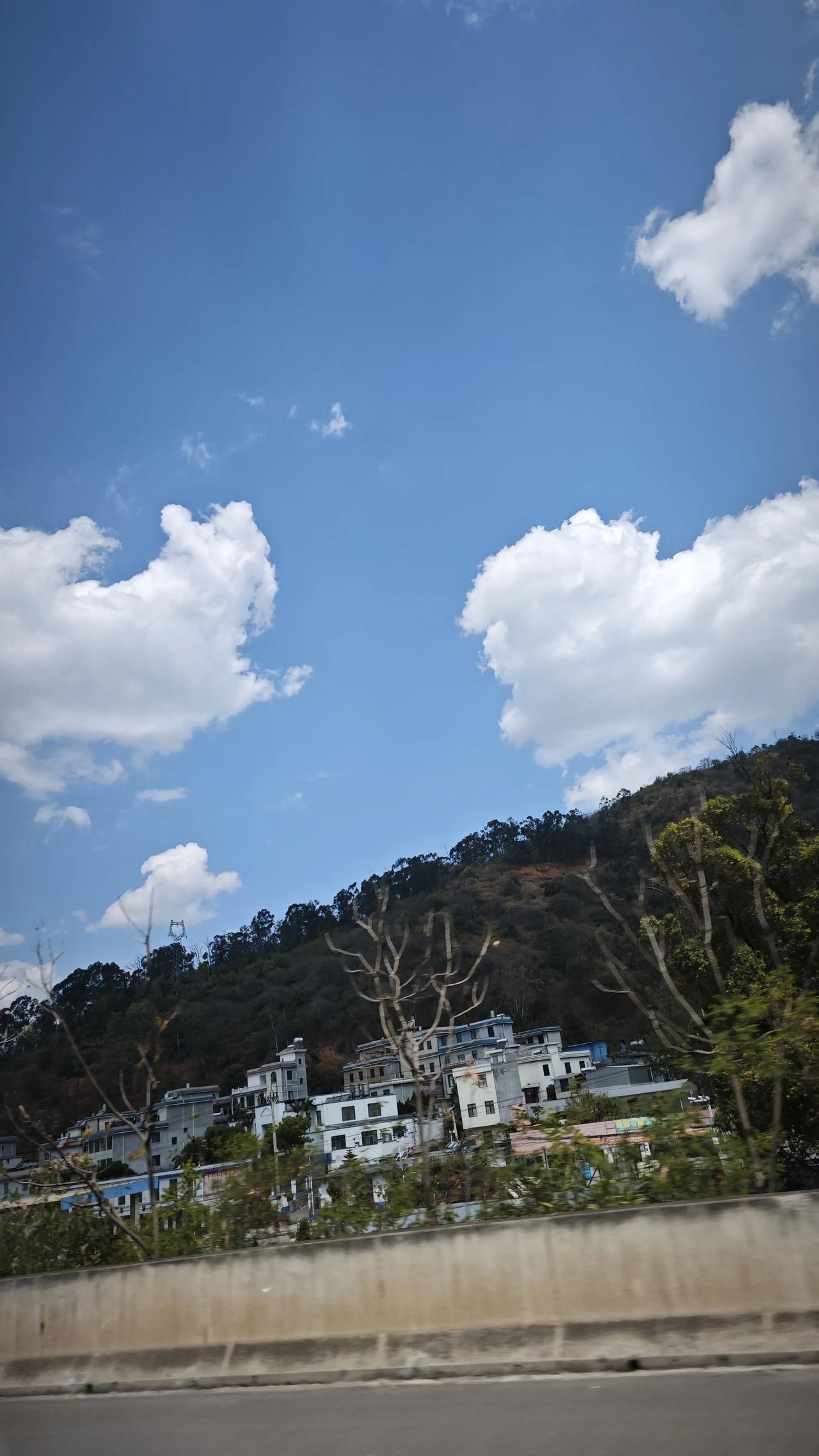 春日生活打卡季车窗外掠过的山与云，把日子过成了慢悠悠的诗。白墙黛瓦嵌在青山里，风