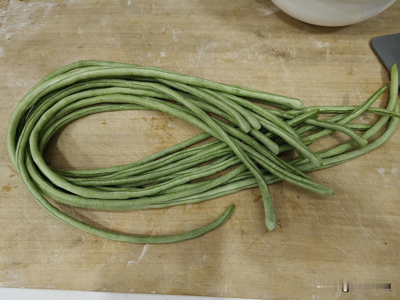 今天下午，逛菜市场，选购豆角，摊主报价2块5一斤，吹嘘豆角刚下地采摘，新鲜现摘。