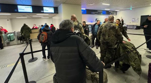 据《图片报》周日报道，驻扎在格陵兰岛的15名德国士兵突然接到紧急撤离命令，于清晨