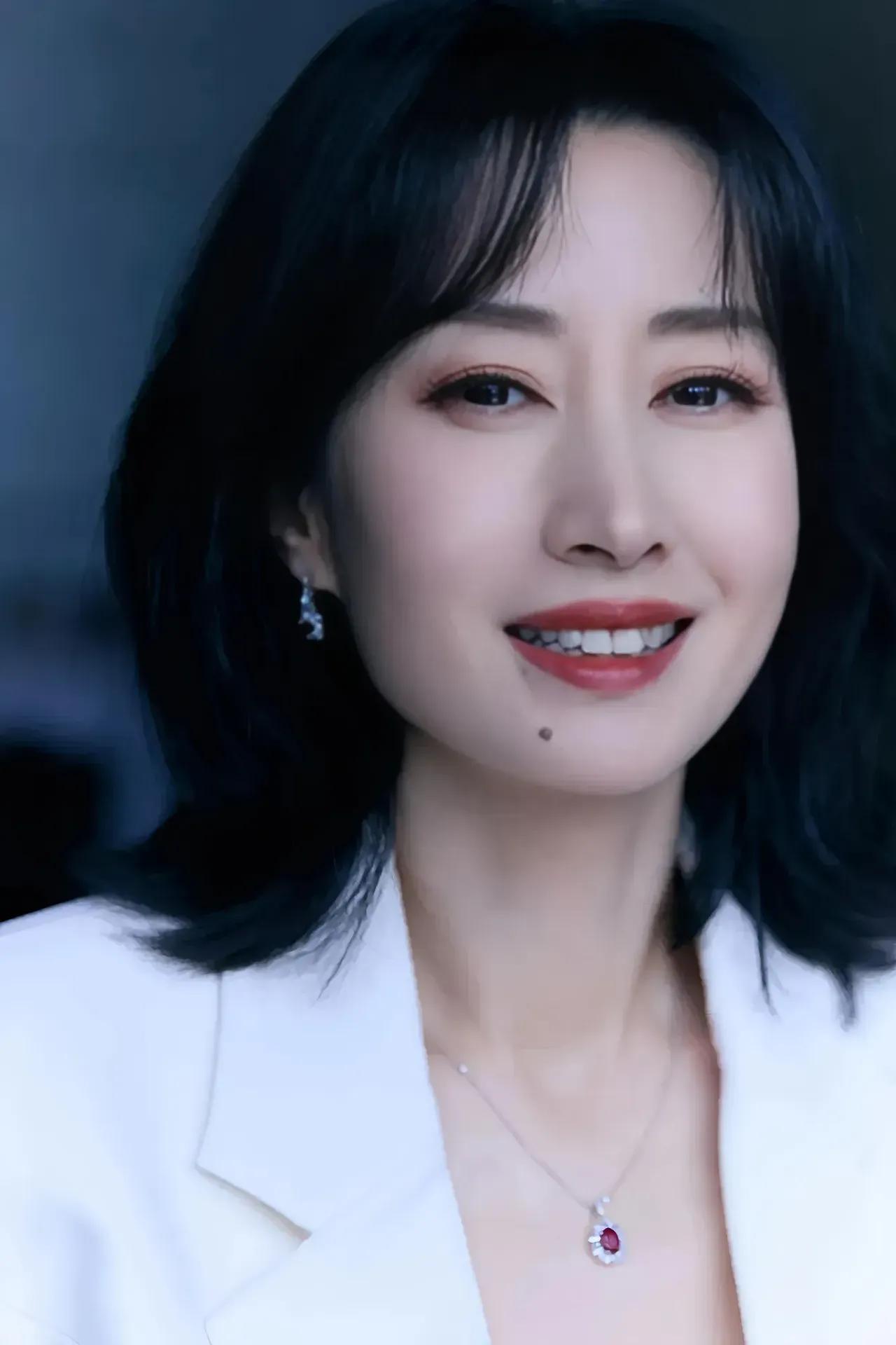 刘敏涛
刘敏涛是个很有魅力的演员。看她聚会后骑共享单车，穿着棉麻西服套装，优雅又