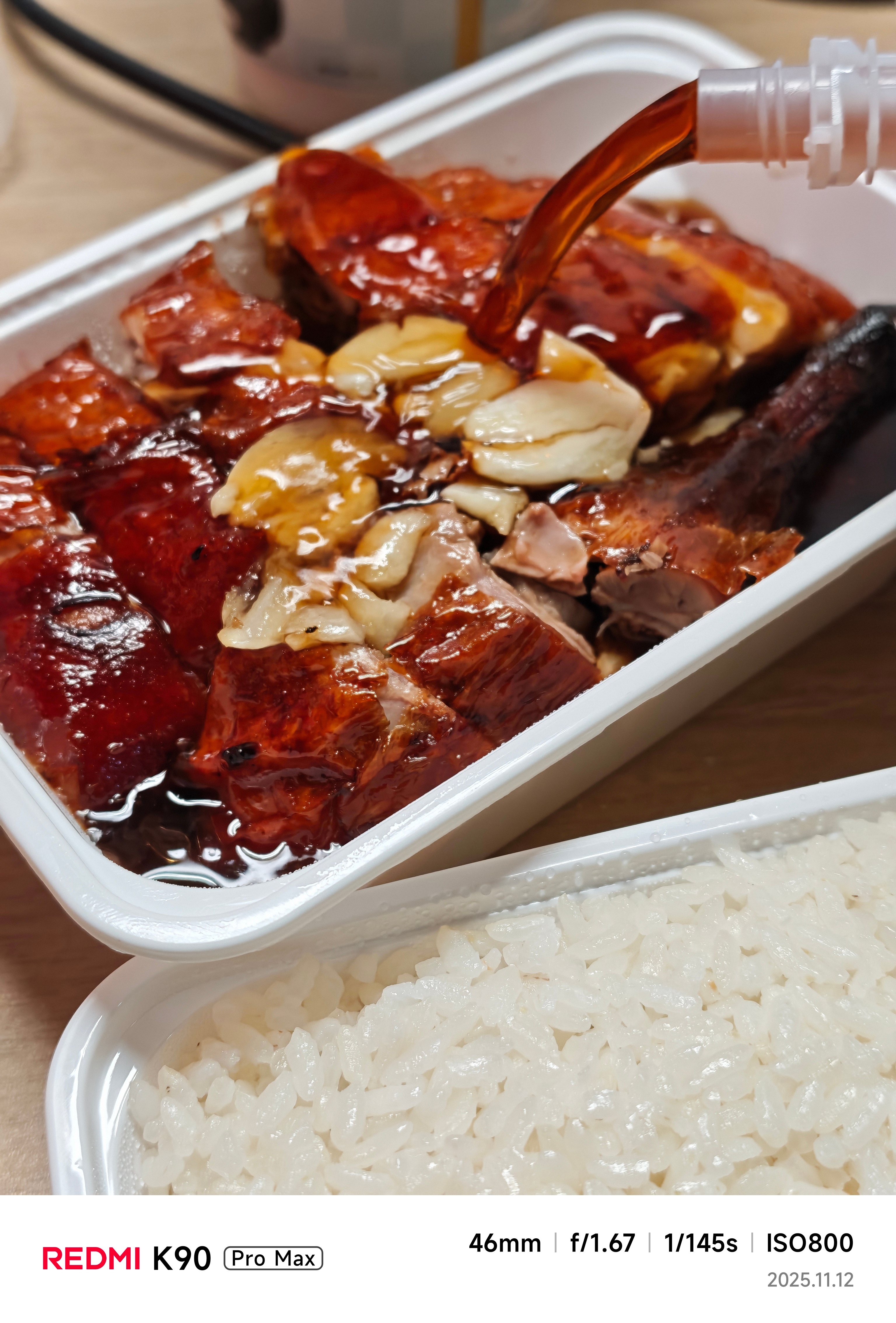 今晚继续吃芜湖红皮鸭子，这里的蒜配红皮鸭子还挺好吃，之前我很反感这莫名其妙的生蒜