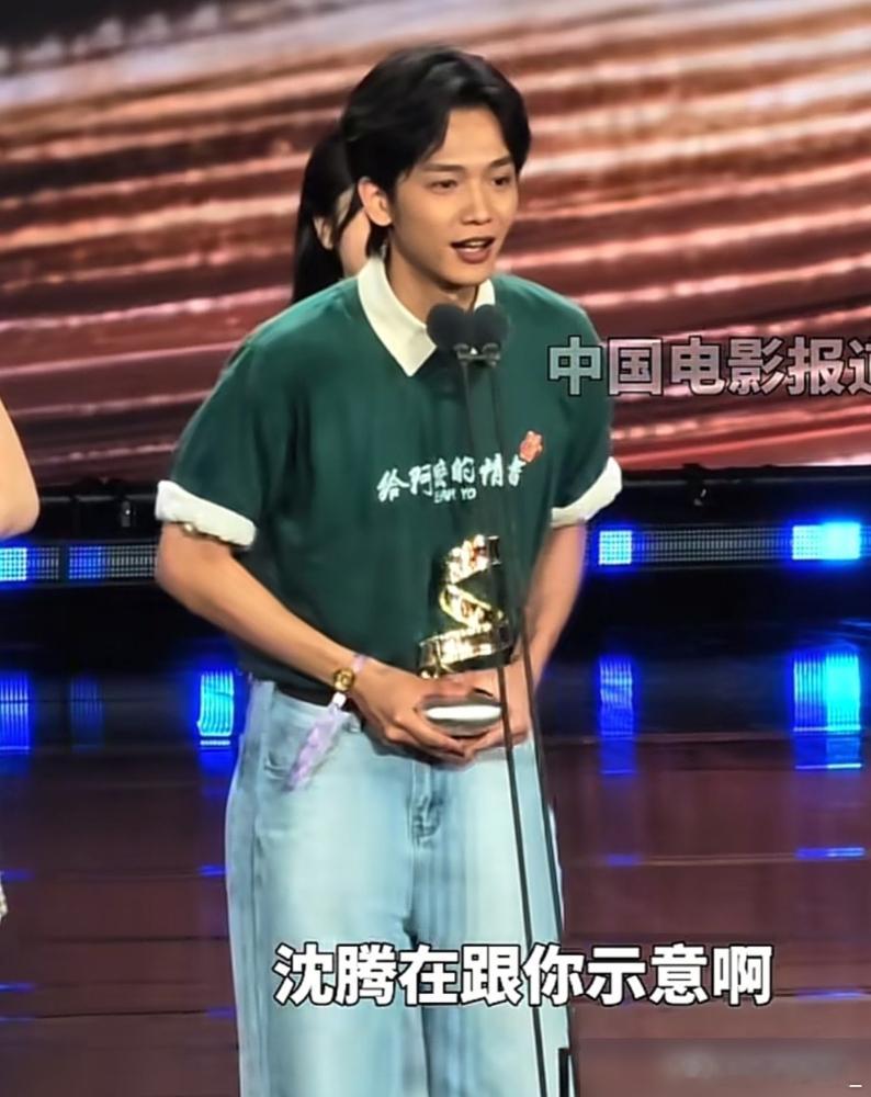 壹心娱乐官宣了一个新人。 王彦桐。 就在几天前的微博电影之夜，他拿了奖。台上，他