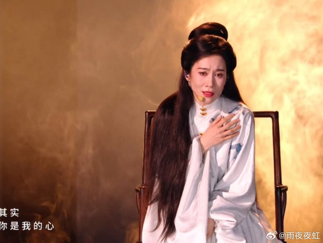 温峥嵘初舞台还原雁回时造型白衣一出场瞬间梦回阮惜文！温峥嵘初舞台复刻《雁回时》经