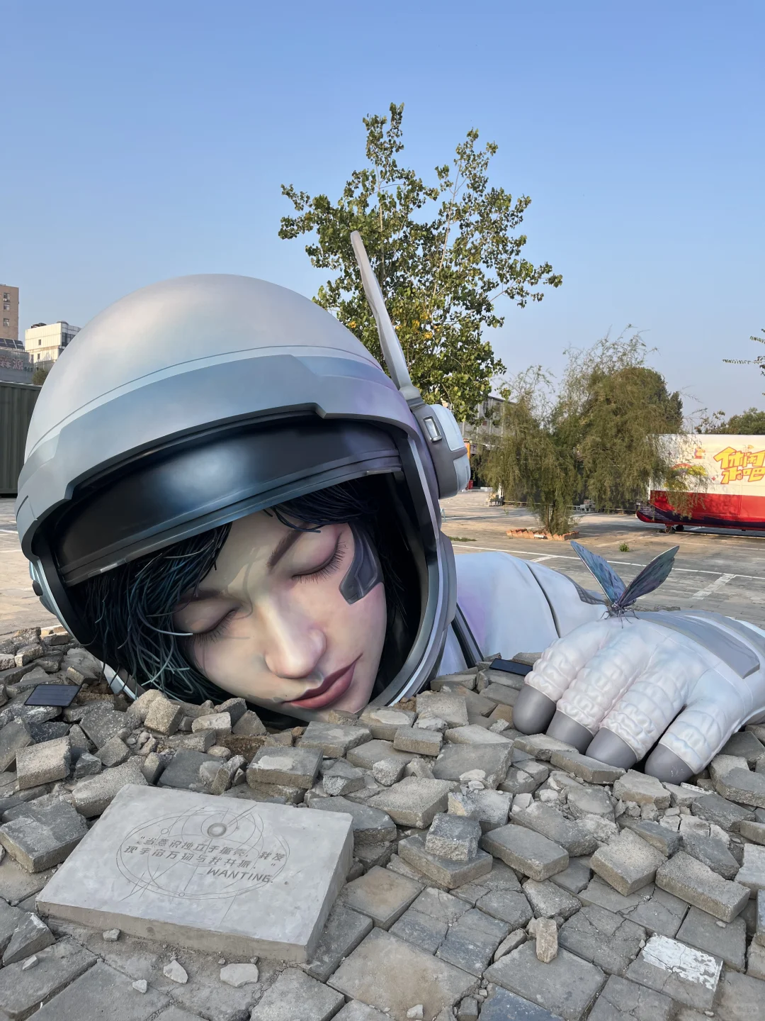 北京街头惊现巨人破土而出！免费拍照📷