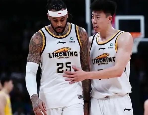 莫兰德和张镇麟温情互动，莫兰德说，你就想在大城市和你老婆一起“背叛”我呗！

刚