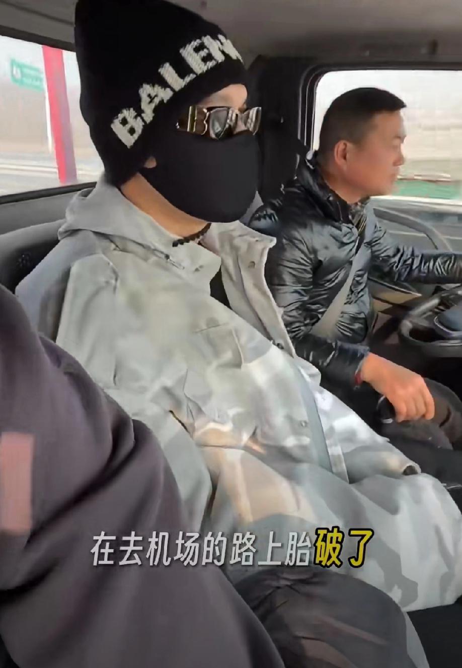 近日，黄晓明在朋友圈分享一件好笑的事，他和助理在去机场的路上，车子居然爆胎了，没