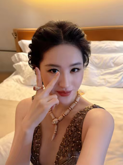 刘亦菲自拍新图刘亦菲的比耶自拍 刘亦菲最新比耶自拍，明媚俏皮美的好轻松～刘亦菲G