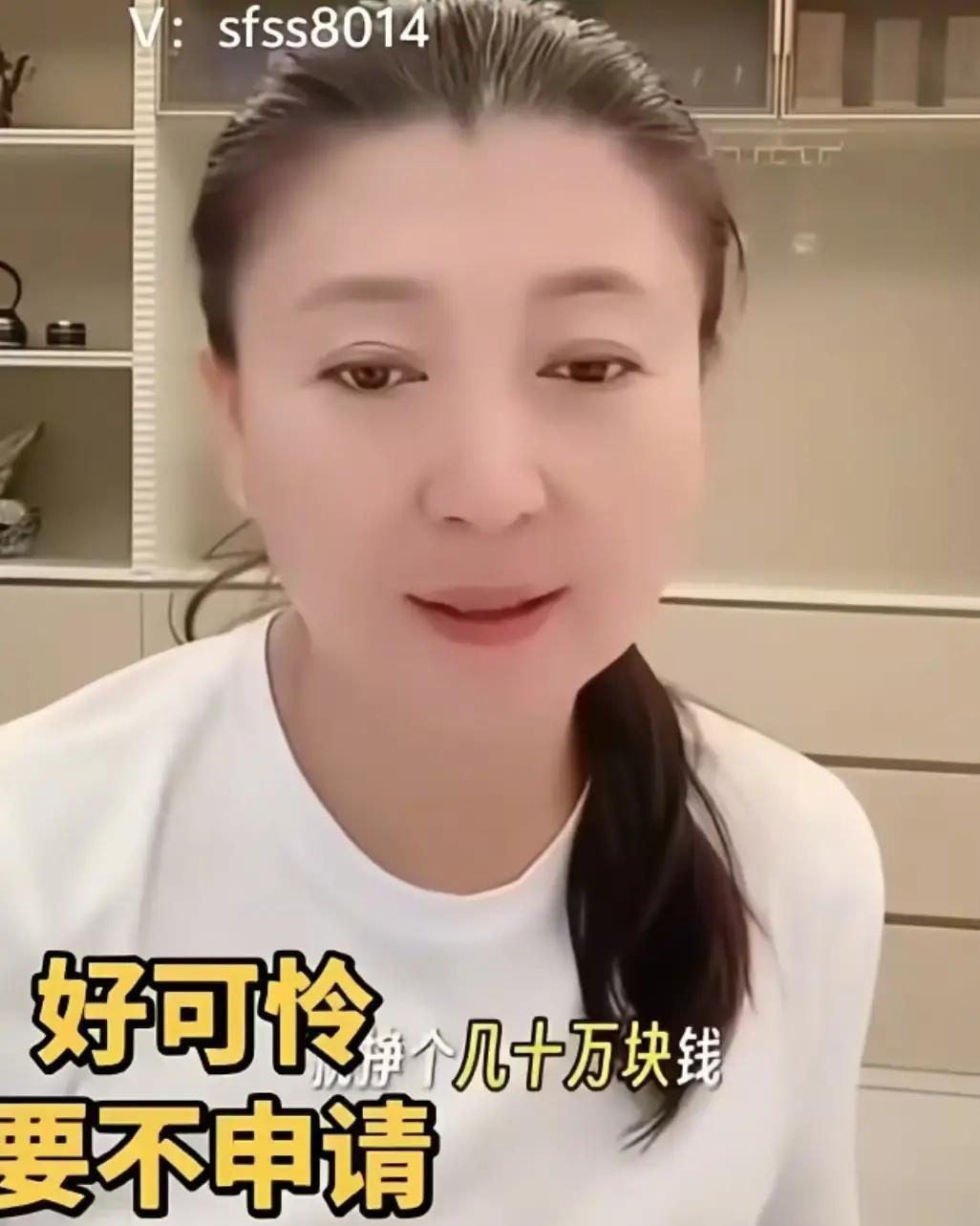 直播间里，他掰着手指头：房贷三万六。
车贷两万四。
保姆工资每月八千。
年入几十