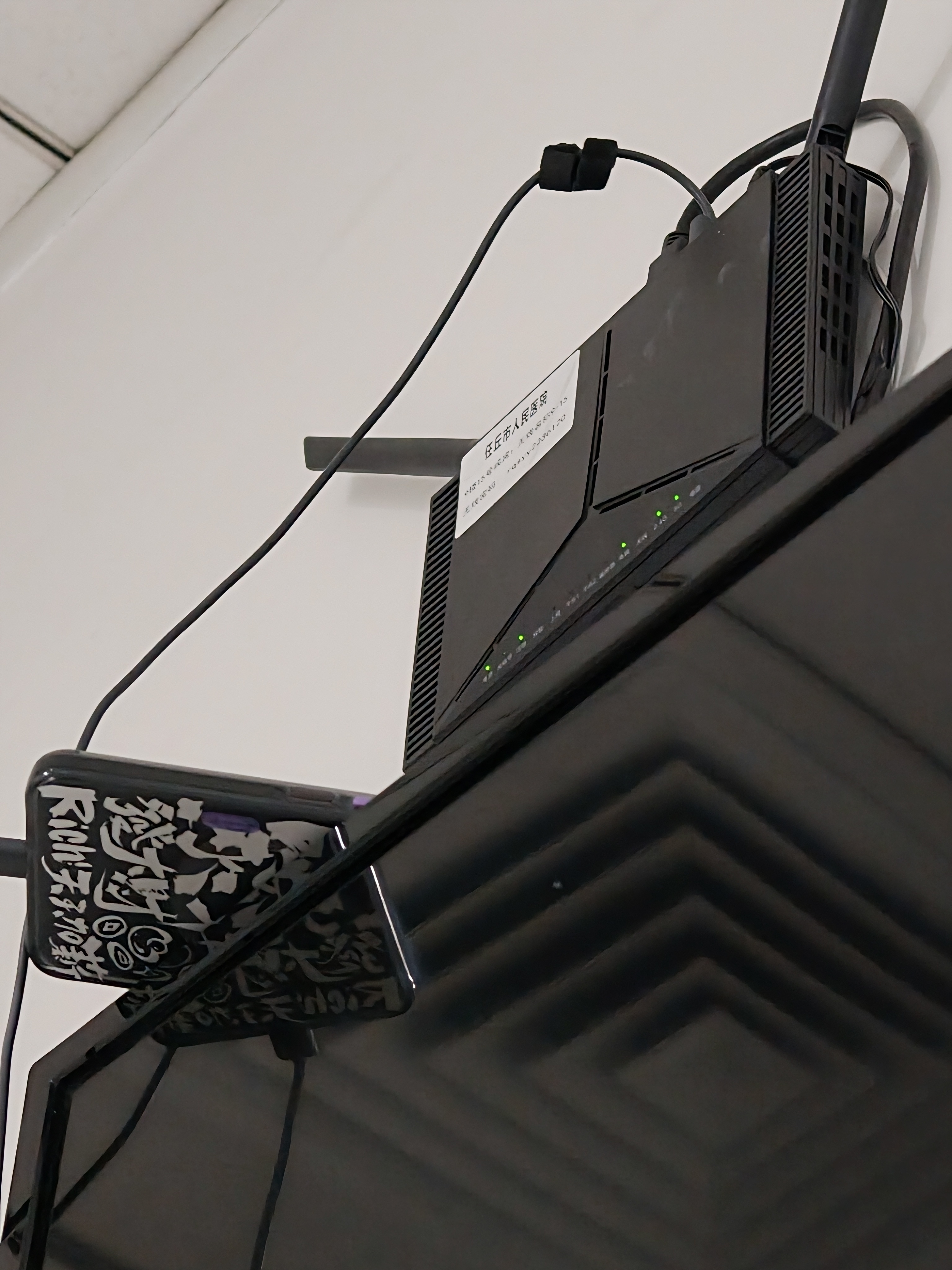 谁能想到食道卡个枣核还要住院观察一天？没带充电器，我也不想回家去拿了。研究了一圈