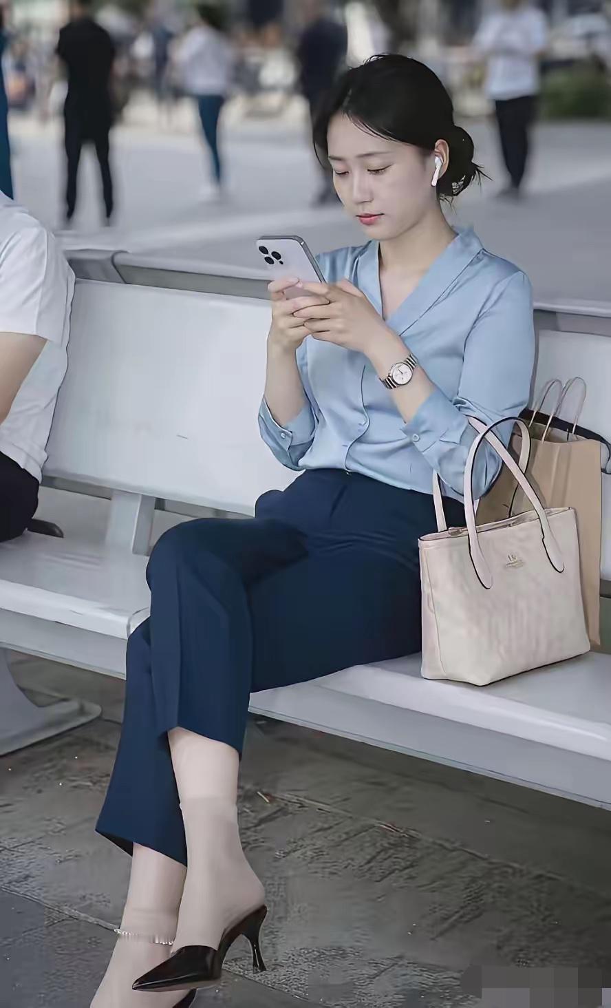 发现一个现象，你们发现没有？凡是正规单位上班的女人，一般喜欢戴表而不是戴金镯子。