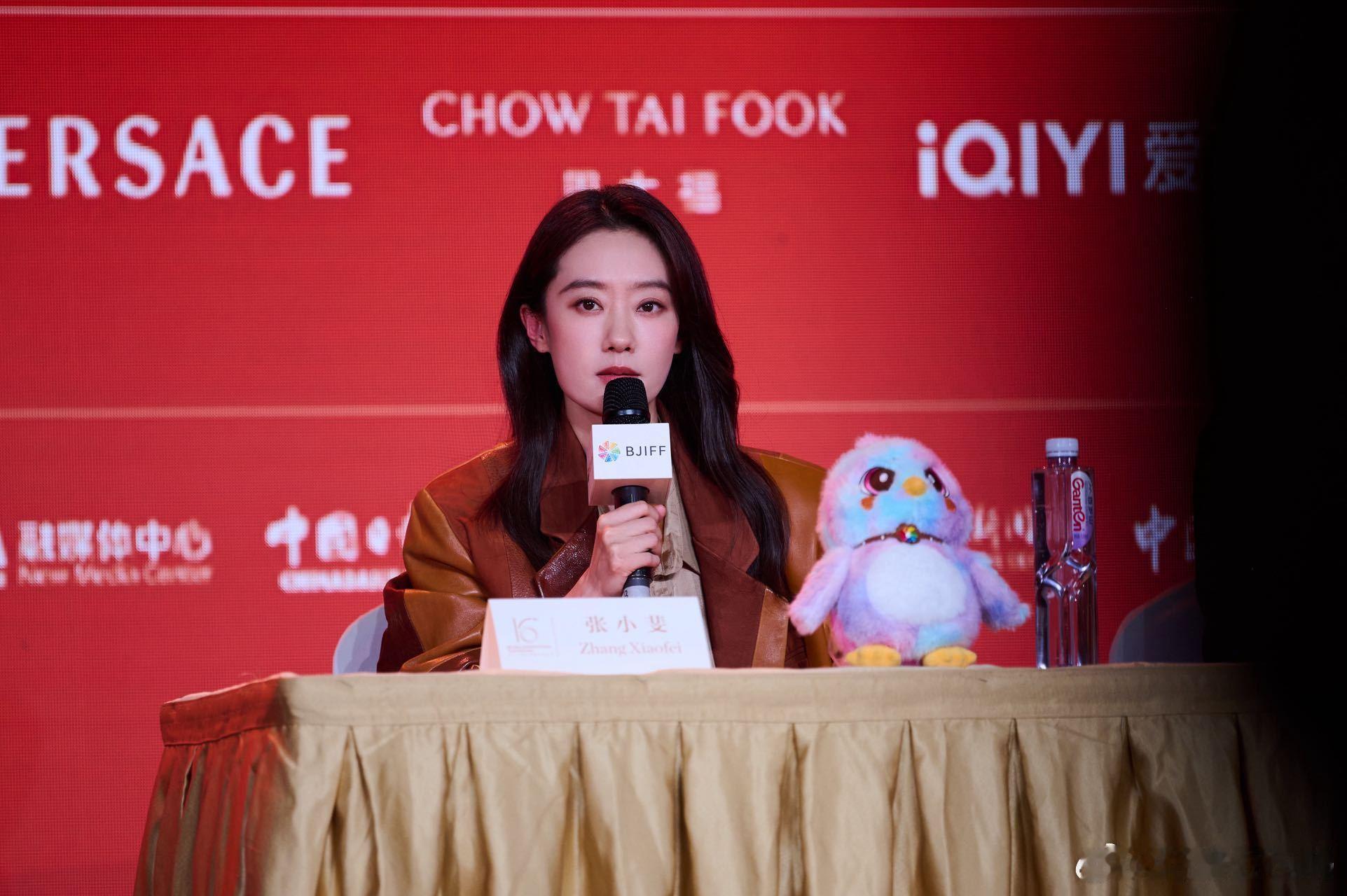 张小斐被虫子吓得弹起来了北影节天坛奖评委张小斐，好好开着见面会，被虫子吓得当场弹