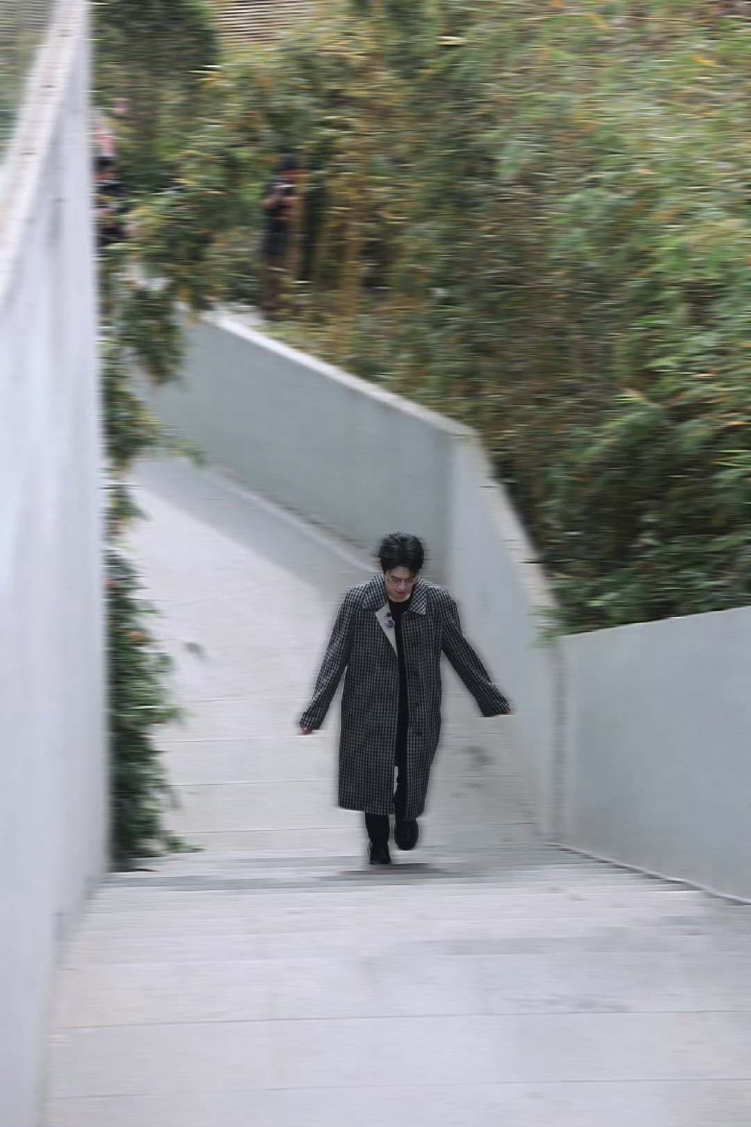 魏大勋新路透是你吗孟宴臣周五晚高疯 次元壁直接破了，魏大勋戴金边眼镜站那儿，清冷