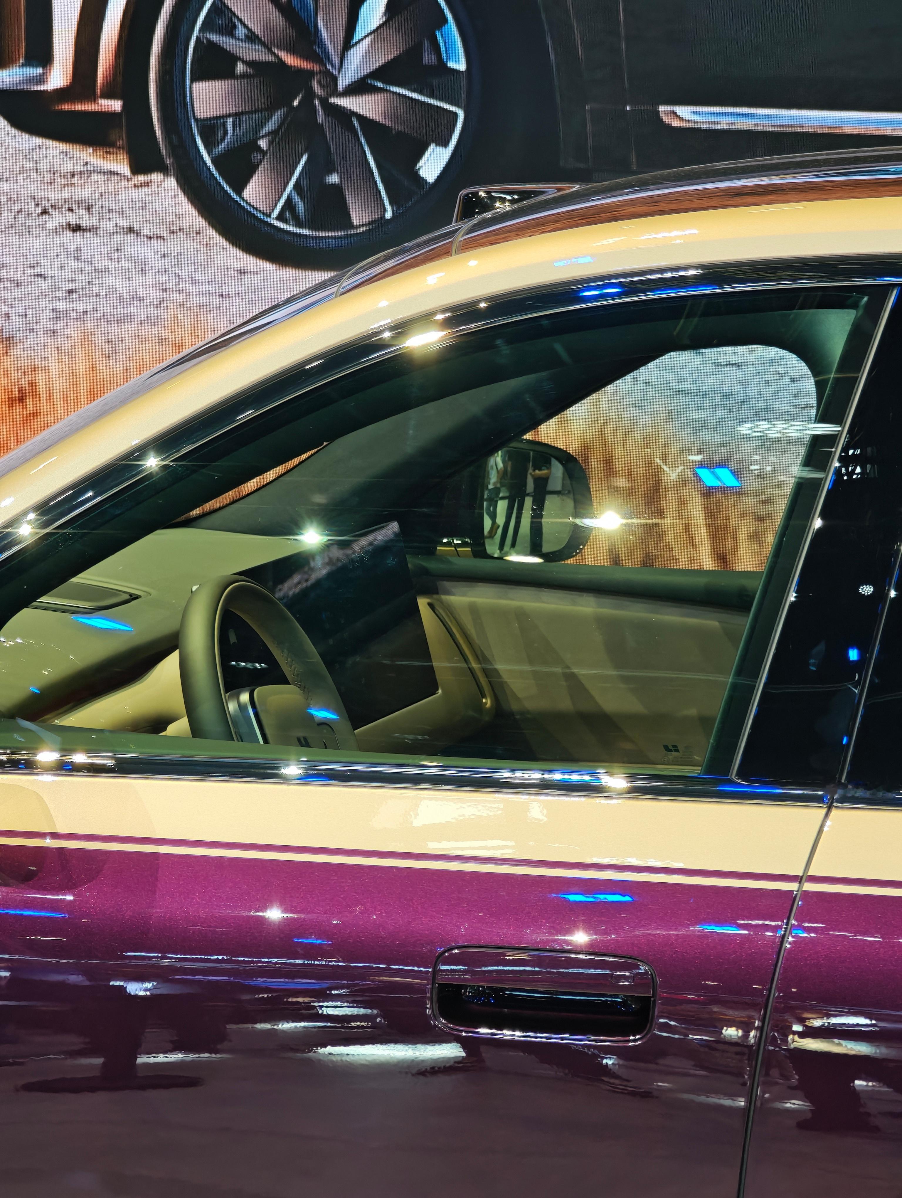 给大家看看理想L9 Livis的内饰细节双色方向盘一体式屏幕环保式木饰板取消传统