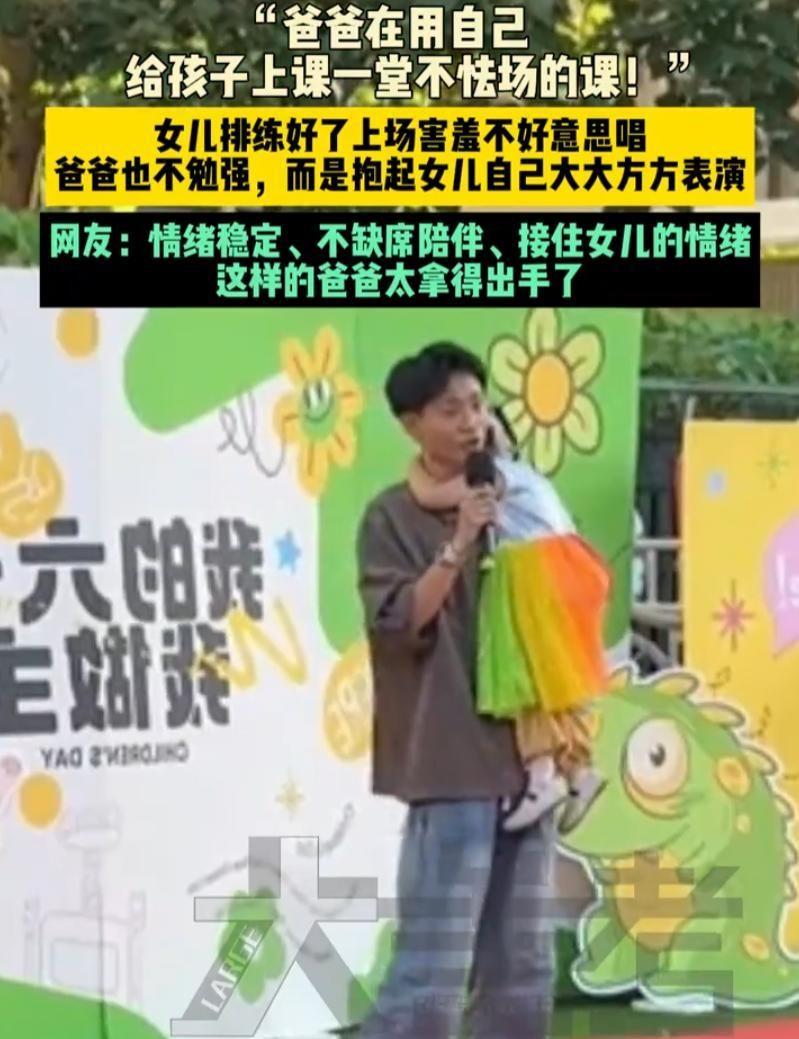 说起这舞台表演，平常排练时孩子们总是自在轻松，跟着老师的指导能活蹦乱跳。然而真到