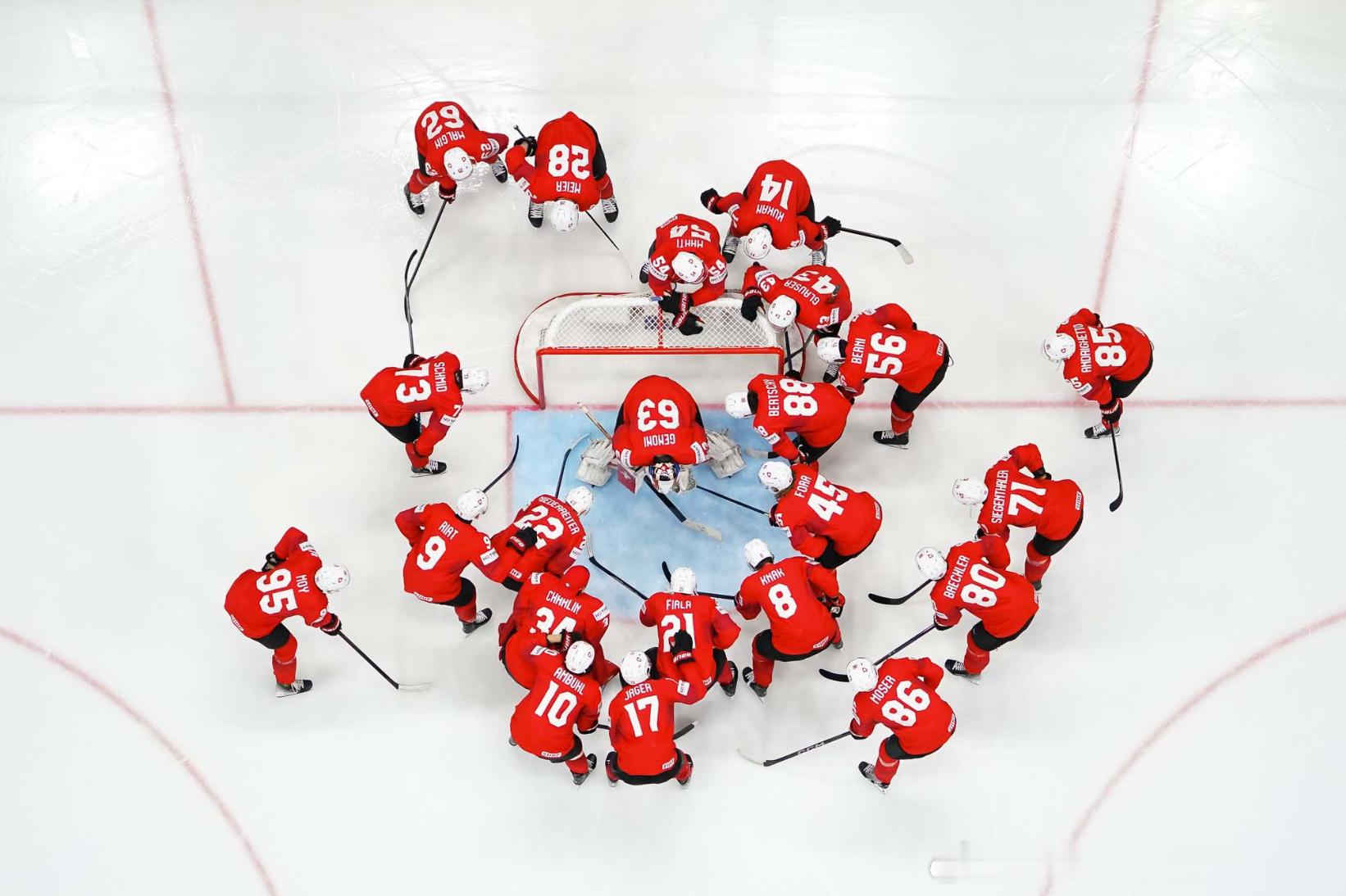 IIHF说明书 🇨🇭瑞士队 乔纳斯·西根塔勒出生于1997年5月6日，身高1