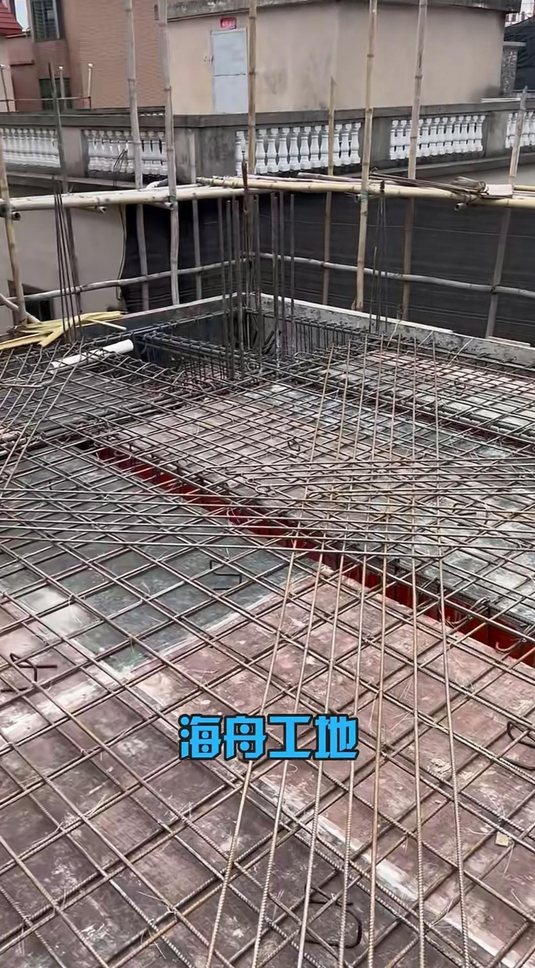 板角附加筋斜向交叉排布，连经验丰富的钢筋工看了都摸不着头脑！
师傅布设板角附加筋