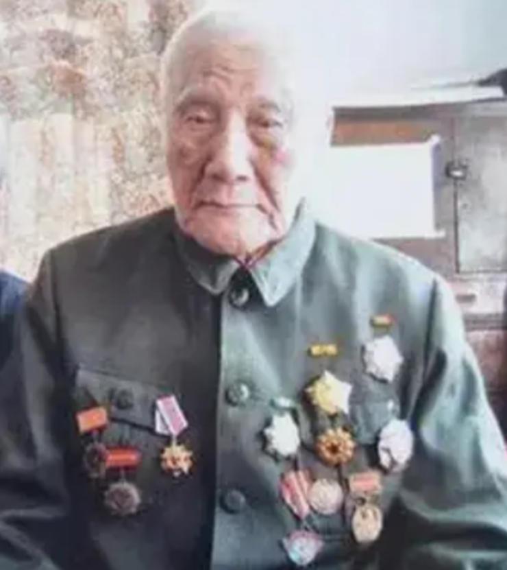 1941年延安，毛主席去食堂时，一个人拎着木棍朝毛主席后脑勺砸去，千钧一发之际，