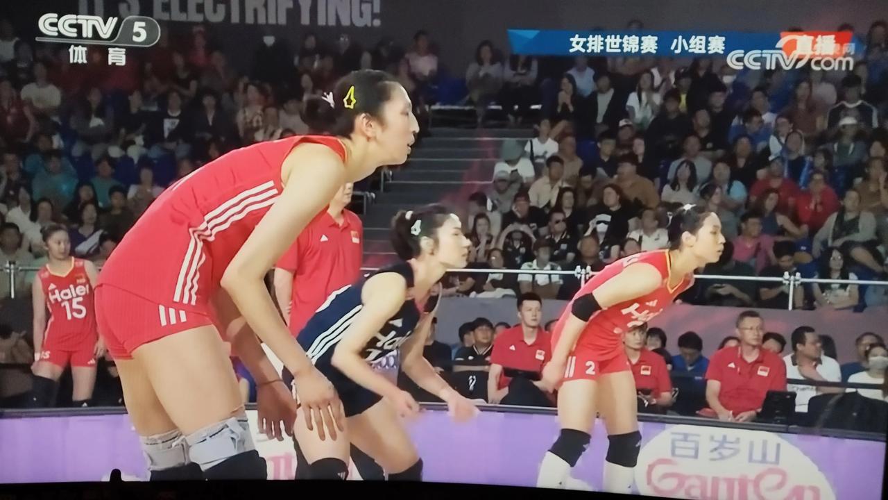 中国女排世锦赛第一场比赛对阵墨西哥，这是一场遭遇战。
比赛开始，中国队李盈莹首发