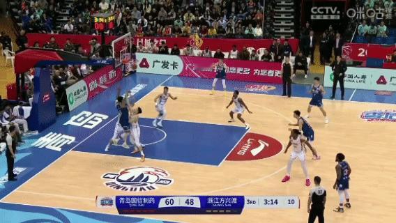 段昂君神仙三分投进，青岛领先到了15分。下半场广厦看起来在进攻端没什么调整，依旧