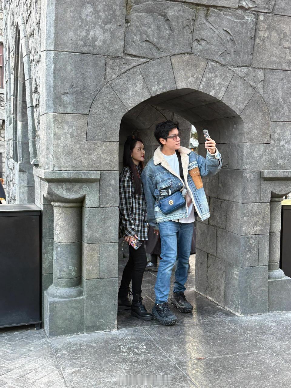 #陈乔恩夫妇逛环球影城##陈乔恩和老公逛环球影城#夫妻俩好甜啊 ​​​