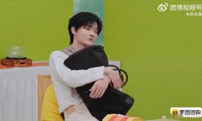 余宇涵被何赛飞发火吓到表情失控 余宇涵提前做功课了解姐姐，结果被何赛飞上课片段吓