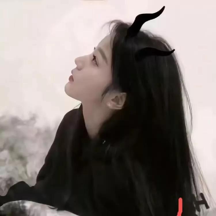 神秘黑发少女，抬头仰望星空，如梦如幻。乌发少女 紫色头发少女 白的发光少女 金发