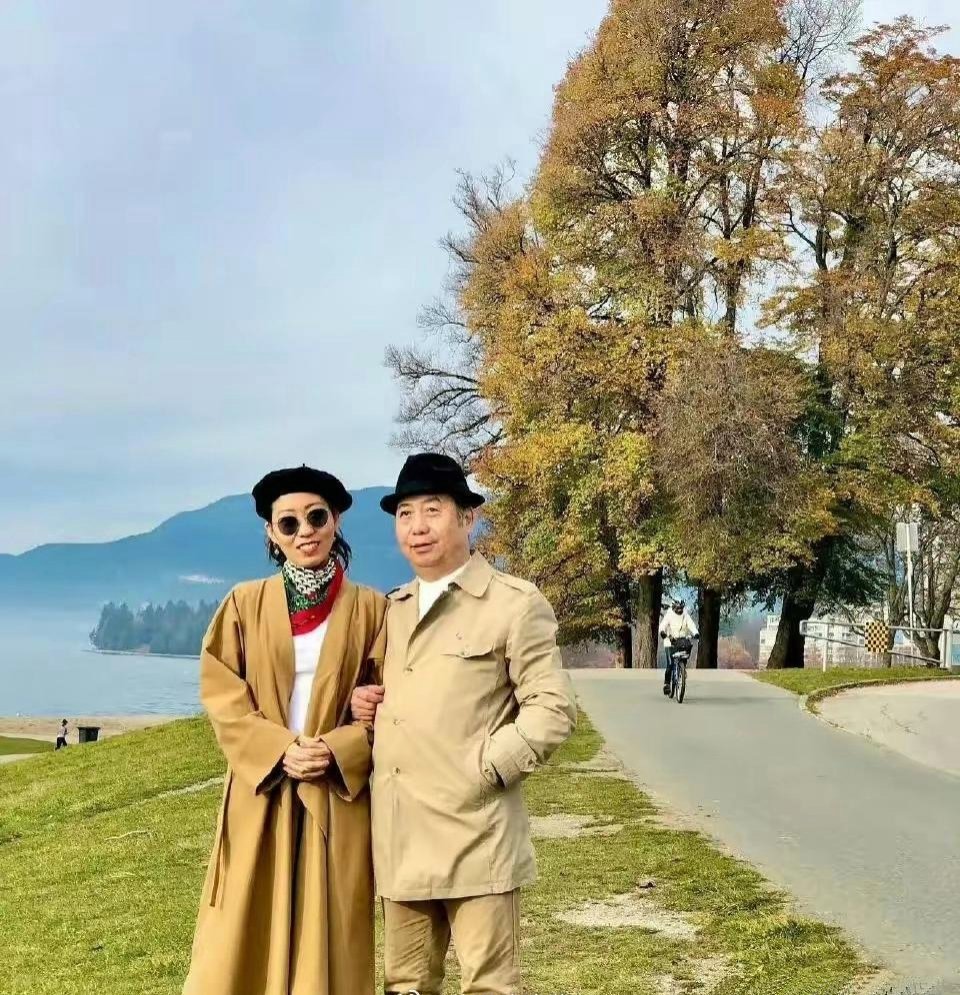 两个人在加拿大潇洒快活，只留她妈在国内蹲大牢。 ​ ​​​