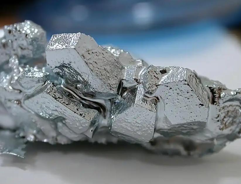 镓经常被放进“稀土王牌”的叙事中，但其实镓不是稀土元素，而是关键金属。中国的优势