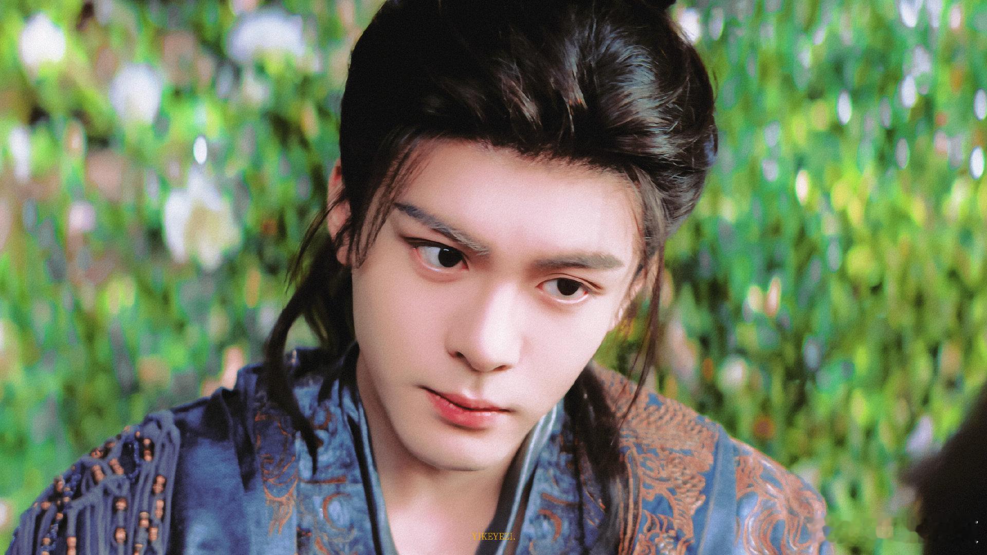 曾舜晞武拾光双花法师曾舜晞双花法师造型双花法师造型堪称点睛之笔，曾舜晞穿上身自带