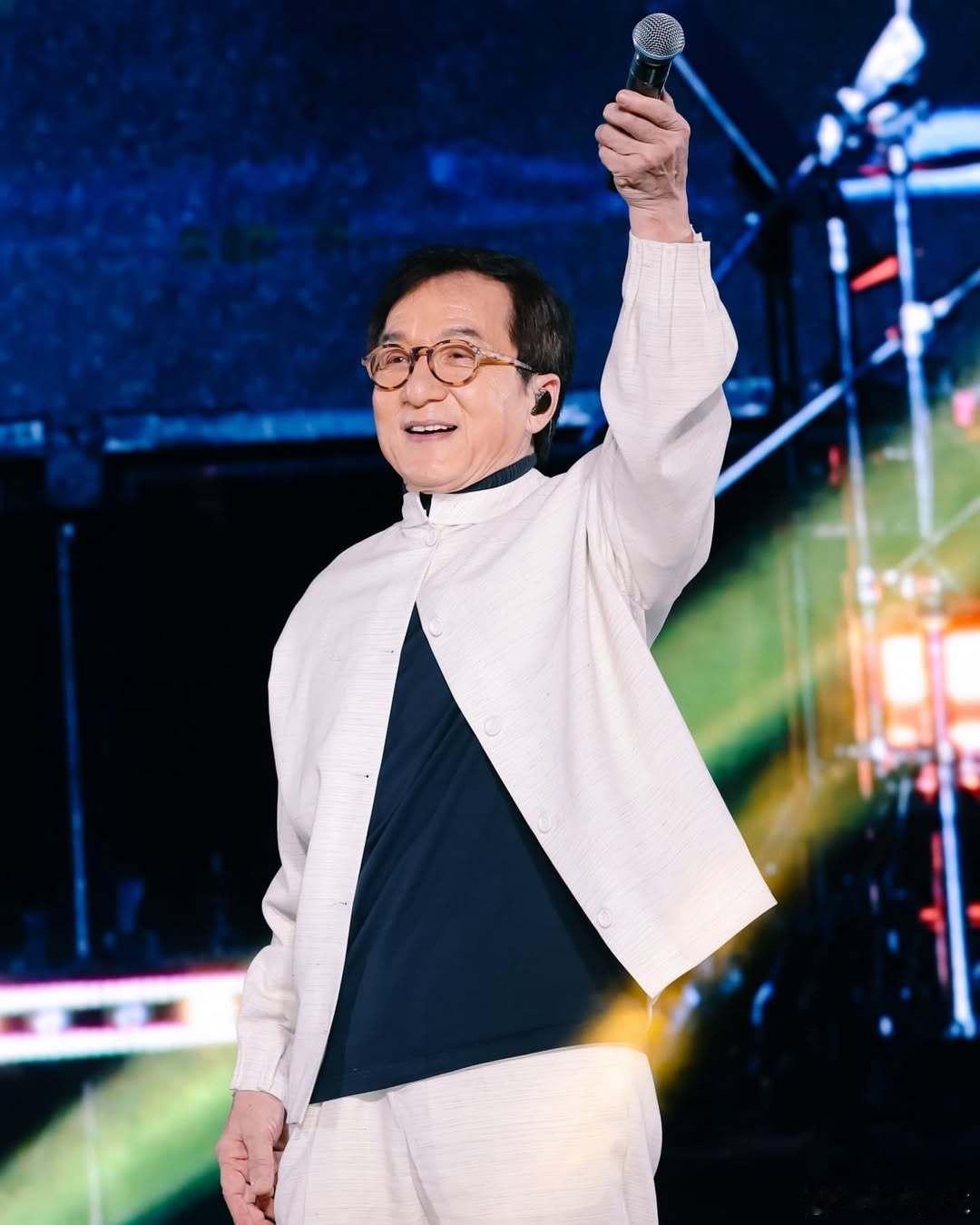 成龙说玩音乐要花点功夫谁能拒绝成龙啊！音乐节请到他真的太有魄力，影响力直接拉满。