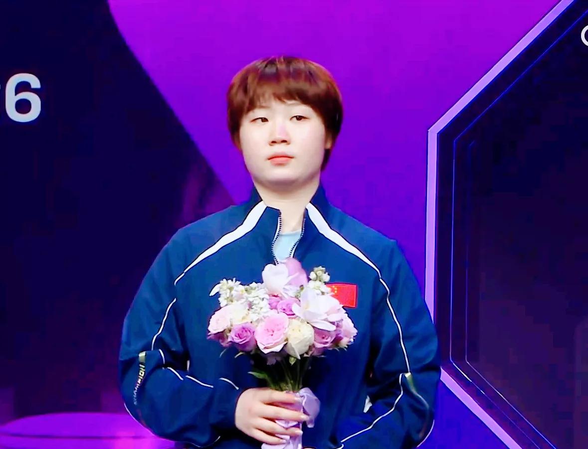 领奖台上的蒯曼眼含泪光，但也很美很温婉端庄大气不失态[赞][赞][赞]大国风范。